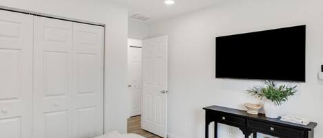 3 soverom, skrivebord, strykejern/-brett og reiseseng for barn