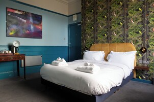 Quarto casal standard | Escrivaninha, ferros/tábuas de passar roupa, Wi-Fi de cortesia