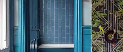 Deluxe tweepersoonskamer | Badkamer | Een douche, een haardroger, handdoeken