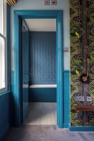 Quarto casal luxo | Banheiro | Chuveiro, secador de cabelo, toalhas de banho 