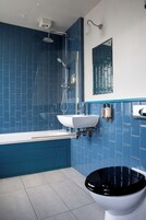 Quarto casal luxo | Banheiro | Chuveiro, secador de cabelo, toalhas de banho 