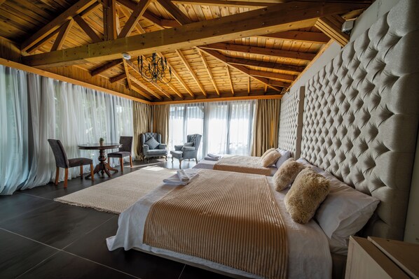 Deluxe vierpersoonskamer | Een bureau, gratis wifi