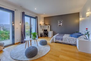 5 habitaciones, tabla de planchar con plancha, wifi y ropa de cama 
