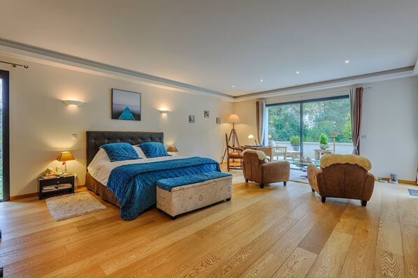 5 bedrooms, iron/ironing board, WiFi, bed sheets