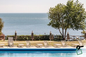 2 室外游泳池，09:00 至 18:00 开放，日光浴躺椅