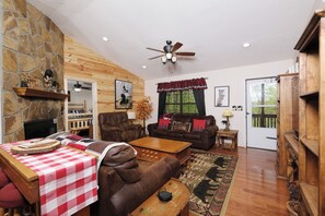 TV, fireplace, video games - Immaculate 2 bedroom with hot tub and firepit! (Sevierville)