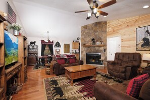 TV, fireplace, video games - Immaculate 2 bedroom with hot tub and firepit! (Sevierville)