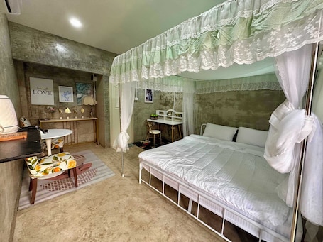 Deluxe Double Room | Laptop workspace, free WiFi, bed sheets