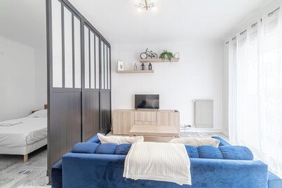 This condominium is a 0 bedroom(s), 1 bathrooms, located in Menton , .