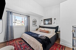 3 bedrooms, desk, iron/ironing board, free WiFi