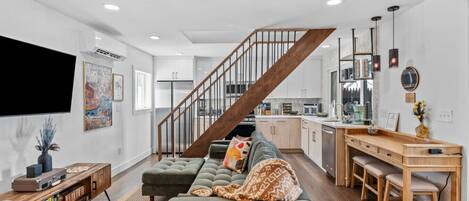 Een smart-tv en boeken