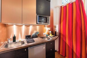 Fridge, microwave, stovetop, coffee/tea maker