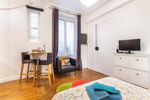 1 bedroom, iron/ironing board, internet, bed sheets