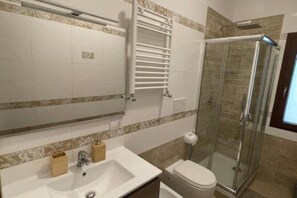Shower, hair dryer, bidet, towels - Casa Rosa cozy apartment within walking distance of the Vatican. (Roma)