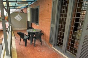 Outdoor dining - Casa Rosa cozy apartment within walking distance of the Vatican. (Roma)