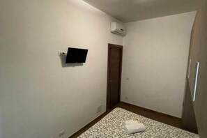 2 chambres, coffres-forts dans les chambres, fer et planche à repasser