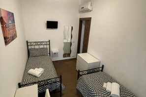 2 bedrooms, in-room safe, iron/ironing board, free WiFi - Casa Rosa cozy apartment within walking distance of the Vatican. (Roma)