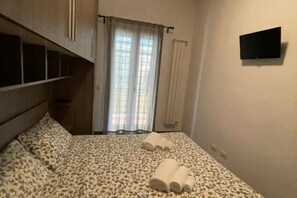 2 bedrooms, in-room safe, iron/ironing board, free WiFi