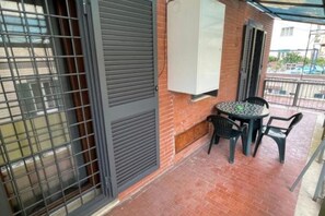 Outdoor dining - Casa Rosa cozy apartment within walking distance of the Vatican. (Roma)