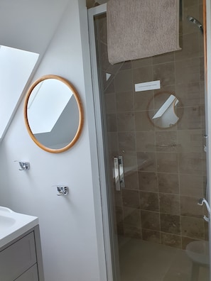 Shower, hair dryer, towels, soap - Merry Méry (Mery)