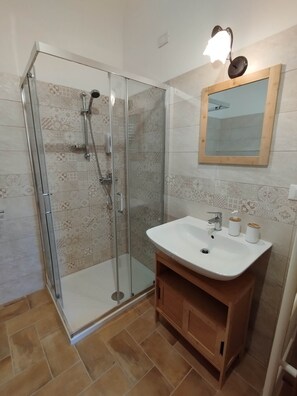 Douche, sèche-cheveux, bidet, serviettes fournies