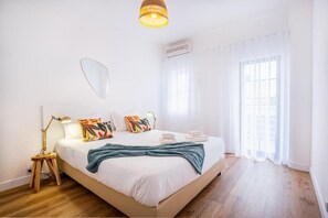 6 slaapkamers, een strijkplank/strijkijzer, wifi, beddengoed