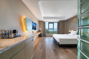 Habitación doble Confort | Escritorio, espacio para trabajar con laptop y cortinas blackout 