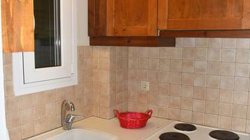 Oven, stovetop, cookware/dishes/utensils, lobster pot