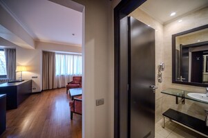 Family Apartment | Desk, laptop workspace, free WiFi