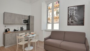 A modern apartment with a kitchen, dining area, and a living room. - Palazzo Gregorietti Boutique Apartments (Palermo)