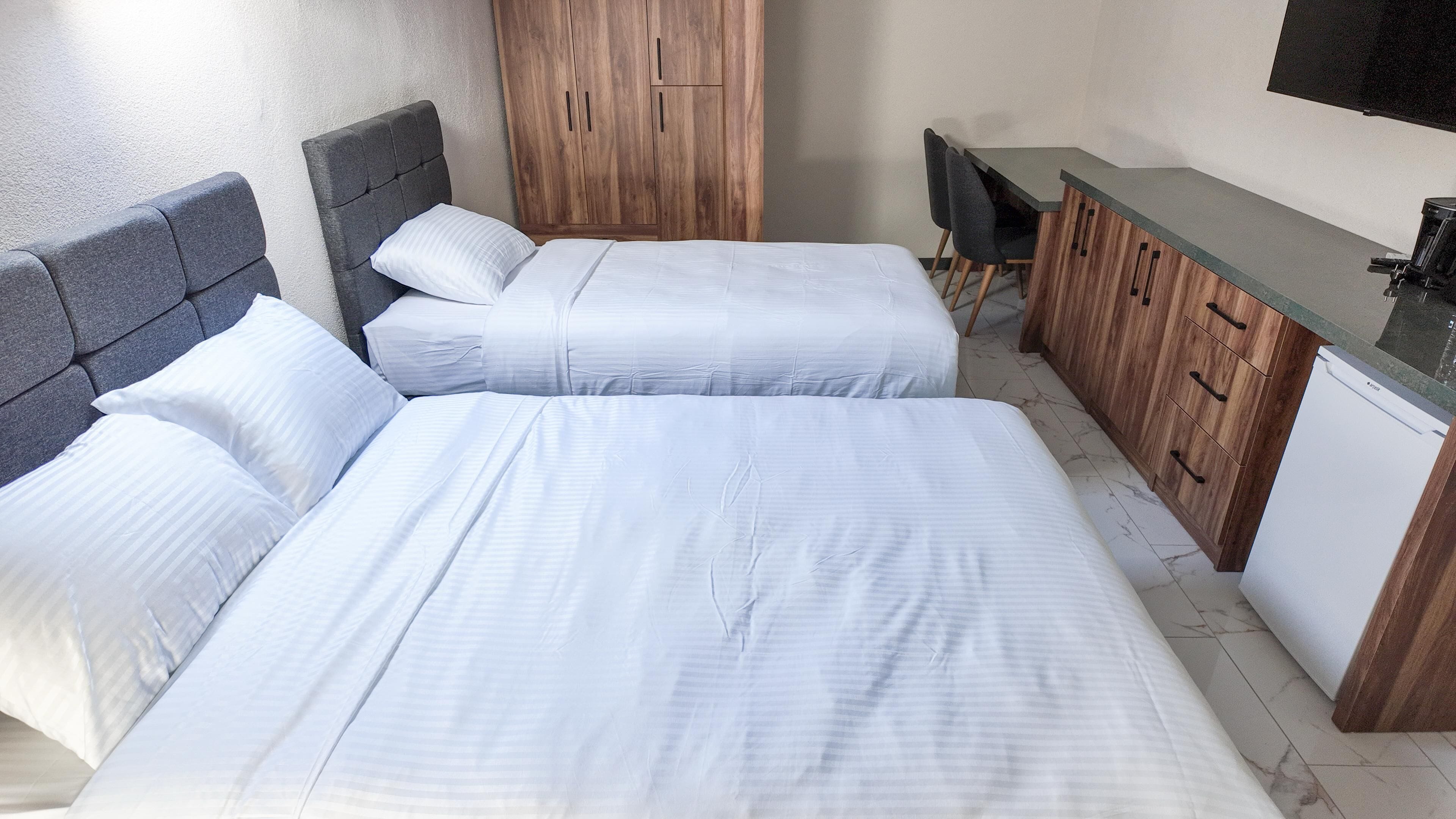 經典三人房 | 高級寢具、迷你吧贈品、書桌、手提電腦工作空間