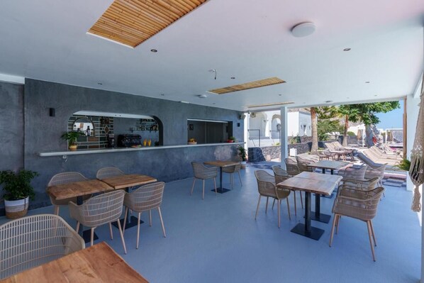 Poolside bar