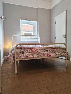 2 bedrooms, iron/ironing board, WiFi, bed sheets - Tunbridge Wells Ground floor apartment with garden (Royal Tunbridge Wells)