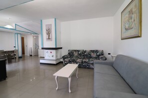 Leilighet, 2 soverom, røyk, balkong | Oppholdsrom