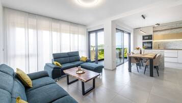 Lejlighed (Two Bedroom apartment with Balcony an) | Stue | 32-tommers fladskærms-tv med satellitkanaler