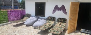 Terrace/patio - ISLAND HOPPERZ HOSTEL KOH SAMUI, KOH TAO/PHANGAN CONNECTIONS CAFE BUDS WORKSPACE (Koh Samui)