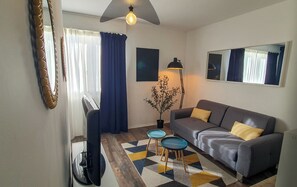 Living area - Charming 1-bedroom apartment in delightful Vannes with WiFi, Linen + Parking (Vannes)