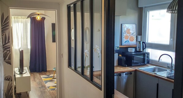 Microwave, oven, stovetop - Charming 1-bedroom apartment in delightful Vannes with WiFi, Linen + Parking (Vannes)