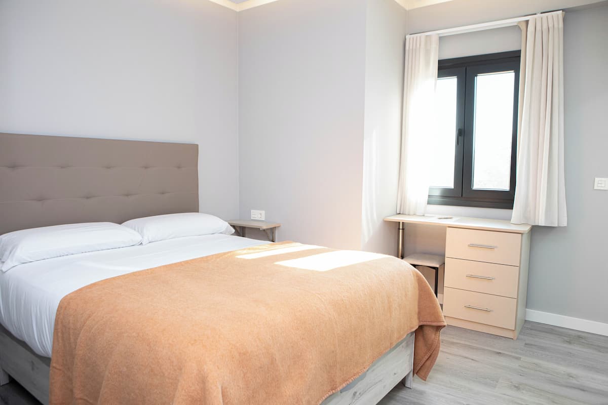Habitación doble Confort, 1 cama Queen size, para no fumadores | Camas con efecto memoria, escritorio y espacio para trabajar con laptop