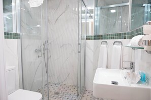 Comfort dubbelrum - 1 queensize-säng - icke-rökare | Badrum | Dusch, gratis toalettartiklar, hårtork och handdukar
