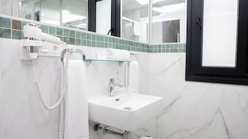 Quarto casal conforto, 1 cama Queen, para não fumantes | Banheiro | Chuveiro, produtos de toalete grátis, secador de cabelo