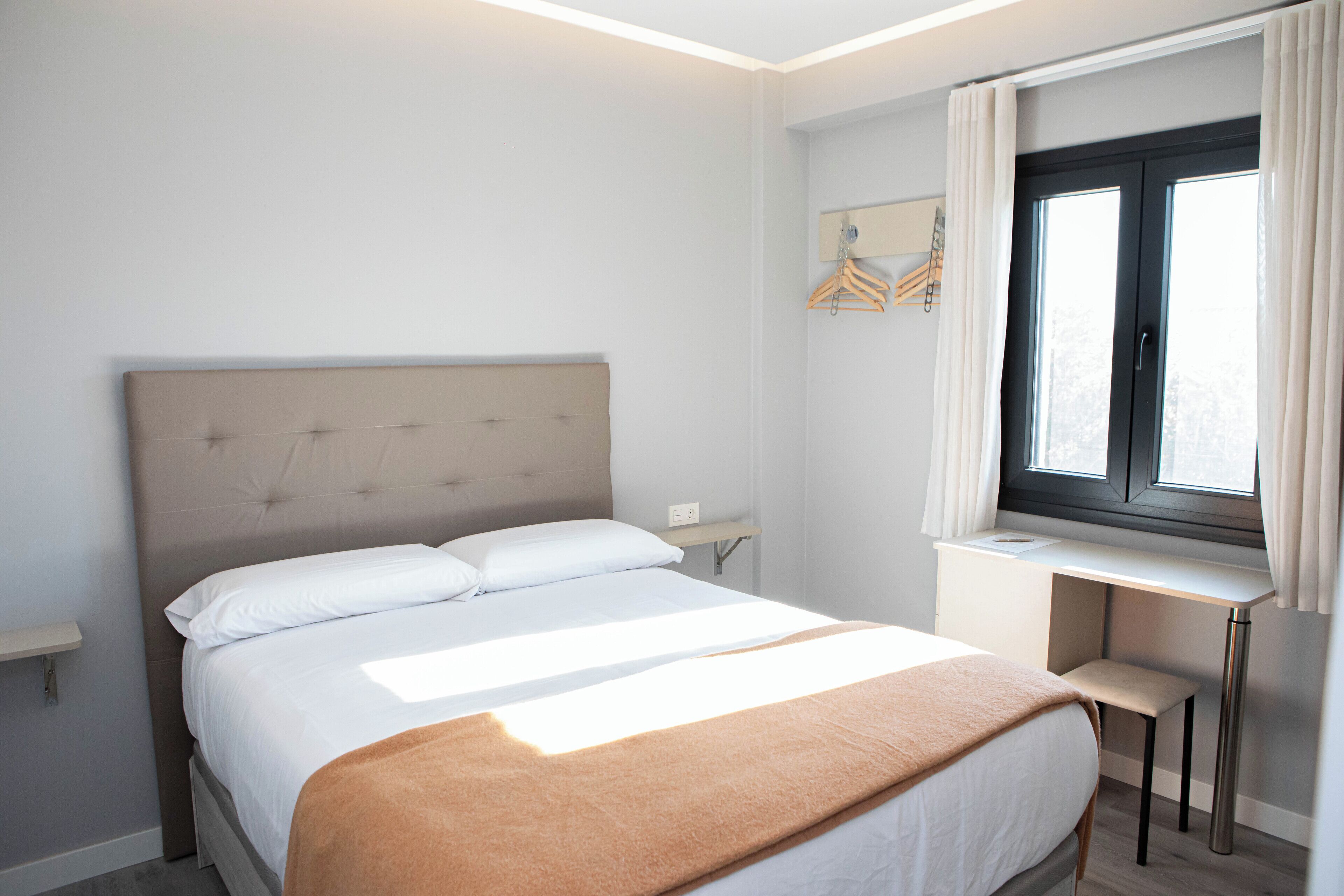 Habitación Confort doble, 1 cama de matrimonio, no fumadores | Colchones viscoelásticos y escritorio