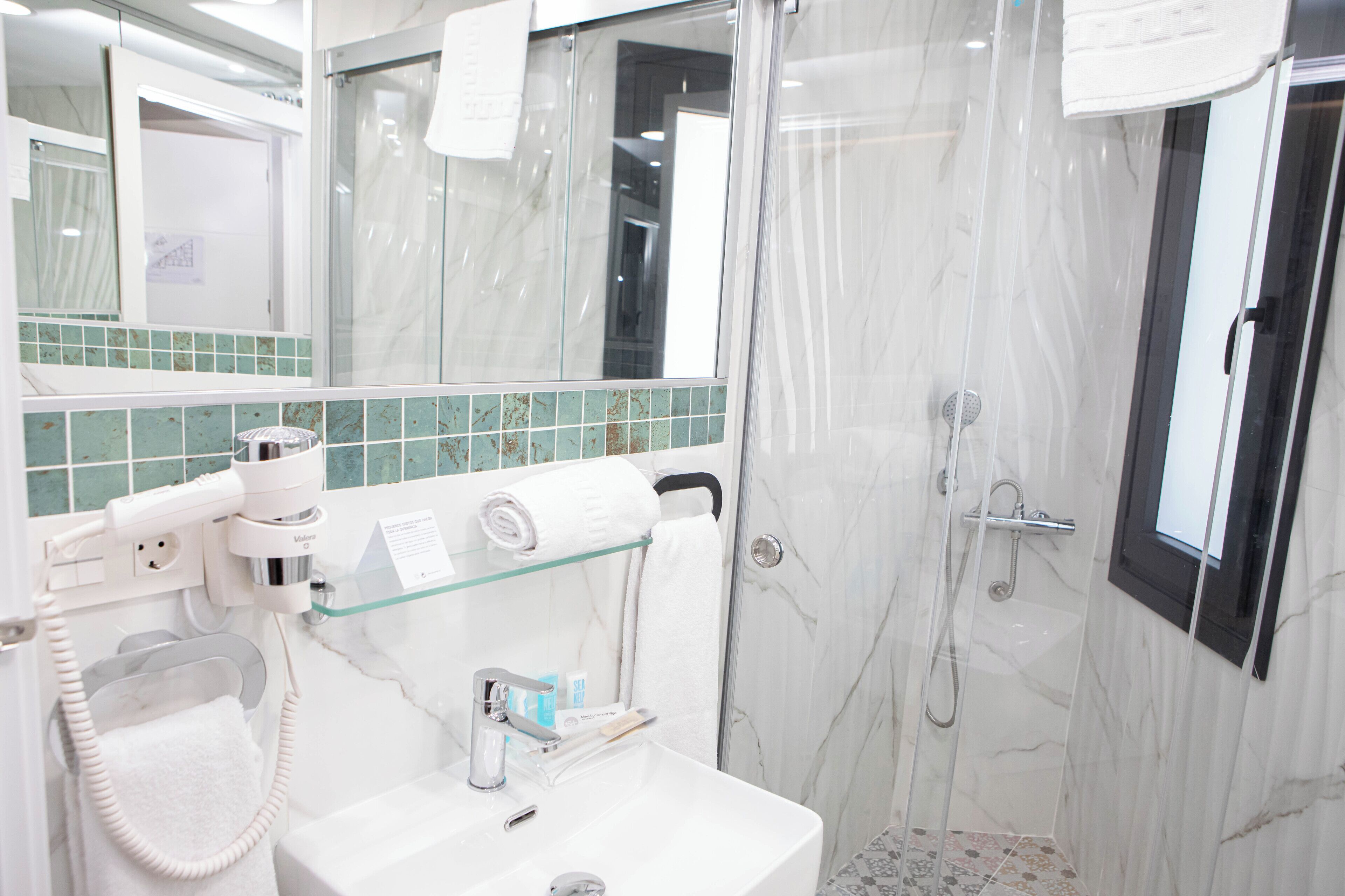 Habitación Confort doble, 1 cama de matrimonio, no fumadores | Baño | Ducha, artículos de higiene personal gratuitos y secador de pelo