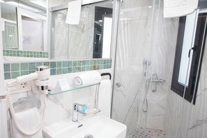 Comfort Double Room, 1 Queen Bed, Non Smoking | Bathroom | Shower, free toiletries, hair dryer, towels - Hostal Rosario Galindo (Cúllar Vega)