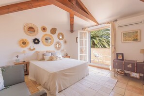 5 bedrooms, iron/ironing board, free WiFi, bed sheets