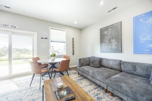 Smart TV, fireplace - Black Diamond-New Build, Ski, Hot Tub,  Views, BBQ, EV & AC (Davis)