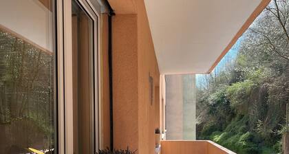 NEW renovated 2-bedroom City Apartment with Free Parking