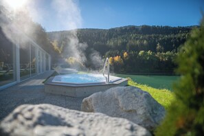 Bồn tắm spa ngoài trời