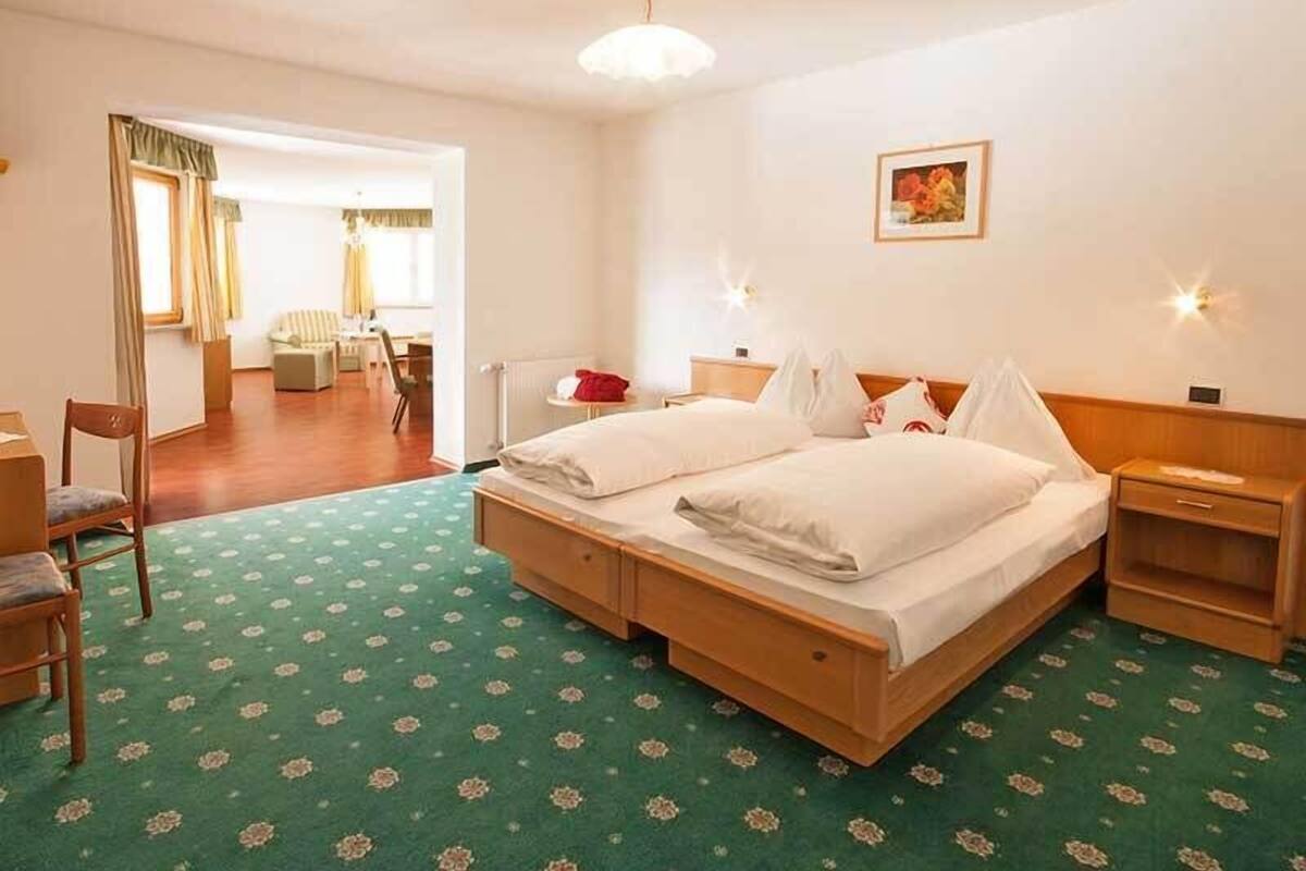 Phòng Suite tiện nghi đơn giản, ban công, quang cảnh một phần hồ | 1 phòng ngủ, két bảo mật tại phòng, bàn