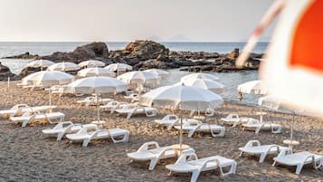 Plage privée, sable blanc, chaises longues, parasols